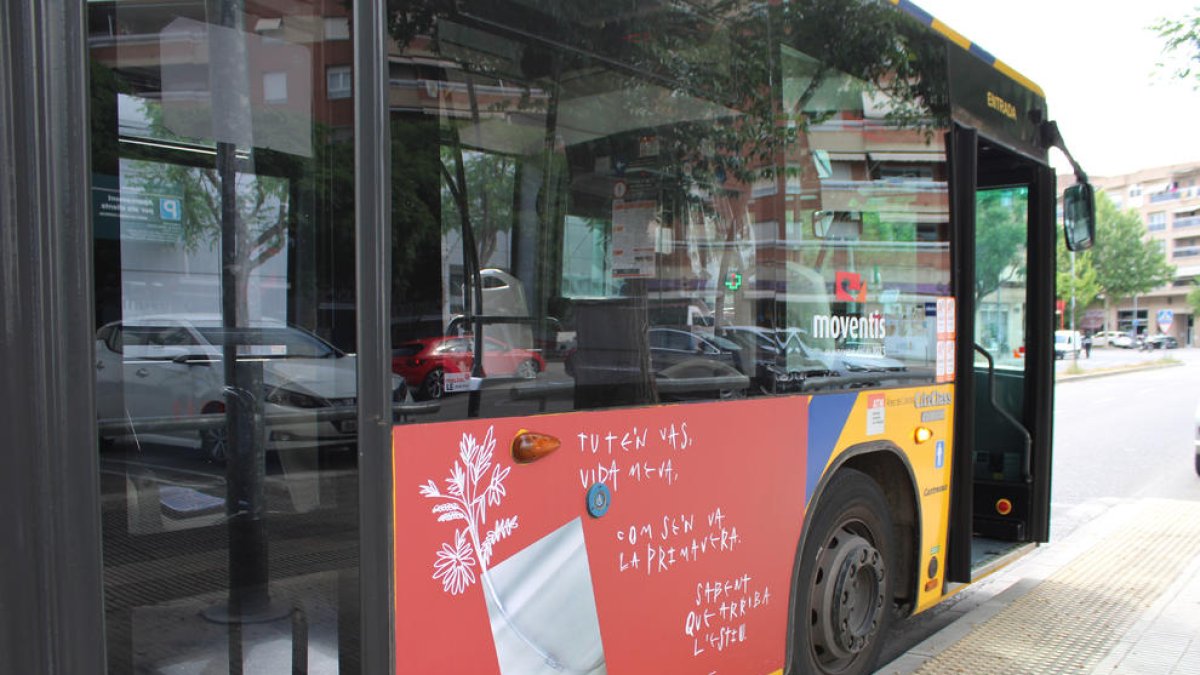 Uno de los carteles y mensajes poéticos de despedida de Titilamel en un autobús urbano de Lleida.