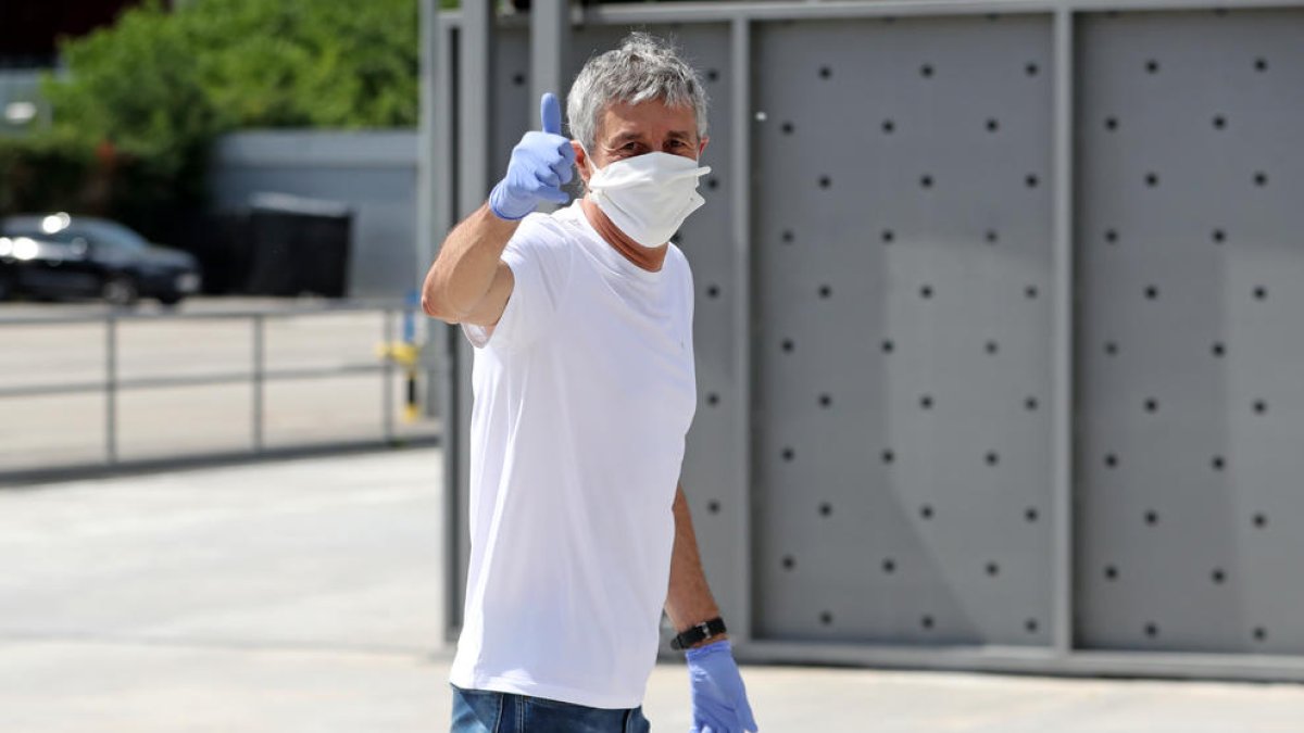 El técnico Quique Setién y los jugadores De Jong, Griezmann y Sergi Roberto, ayer en el regreso de la plantilla azulgrana a la actividad.