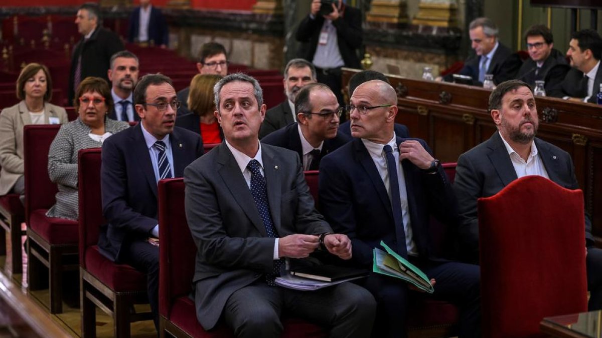 La cúpula de l’1-O, asseguda al banc dels acusats del TS el primer dia de judici, el 12 de febrer del 2019.