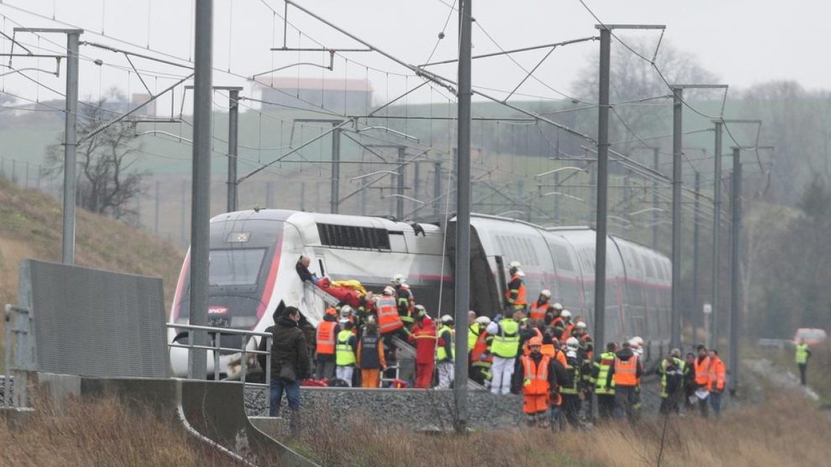 Una veintena de heridos tras descarrilar un tren en Estrasburgo