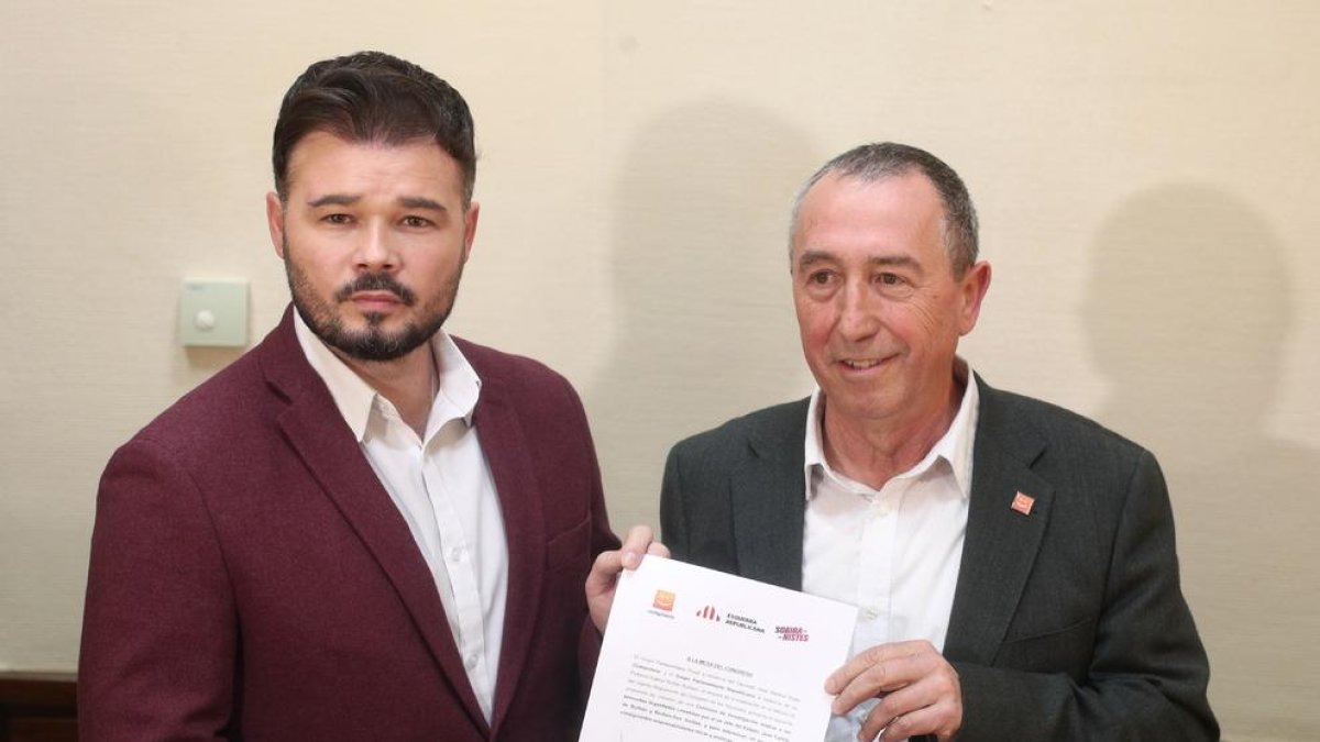 Rufián i Baldoví, al registrar al Congrés la petició per crear una comissió d’investigació.