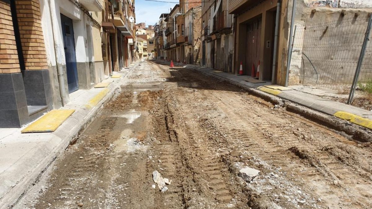 Els treballs per renovar paviment i serveis d’un tram del carrer Pare Palau.