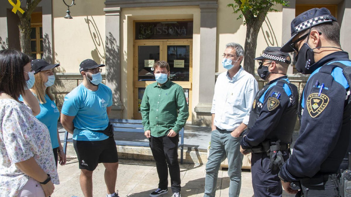 Els agents cívics (samarreta blava) i el mediador sanitari amb els vigilants municipals i l’alcalde.