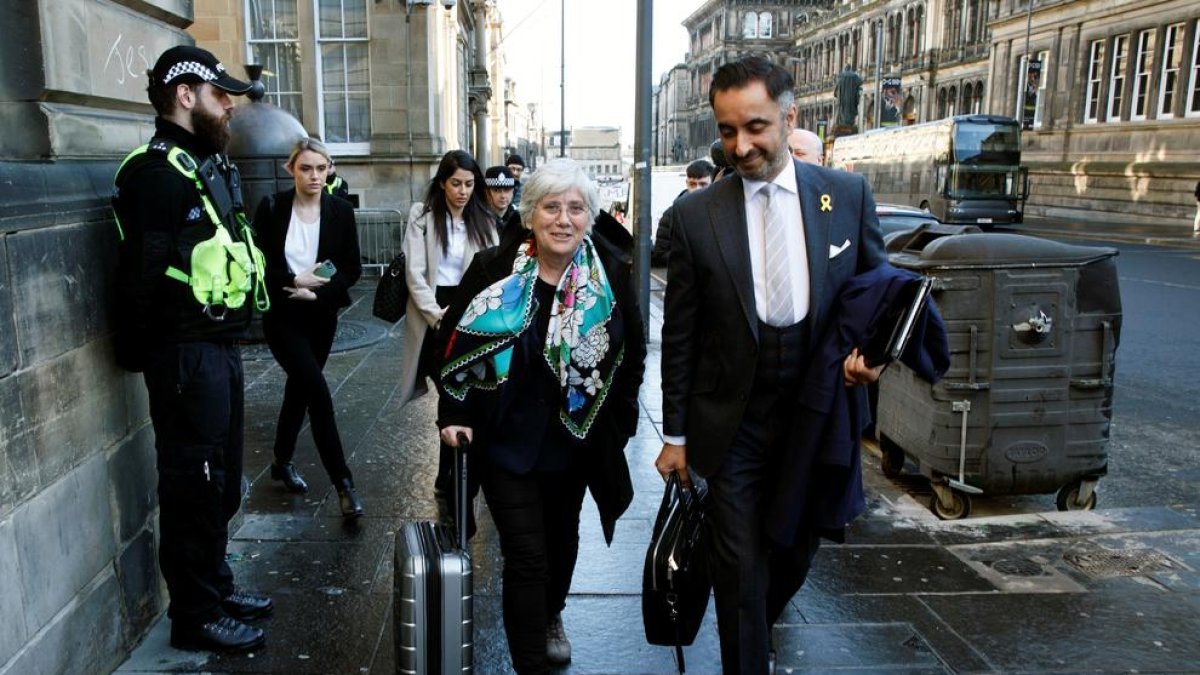 Ponsatí y su letrado, Aamer Anwar, ayer, antes de la vista de la euroorden en un tribunal de Edimburgo.