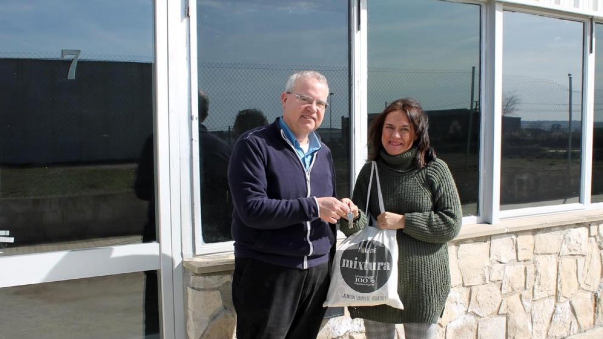 El alcalde, Ramon Augé, entregando las llaves a Esther Martí.