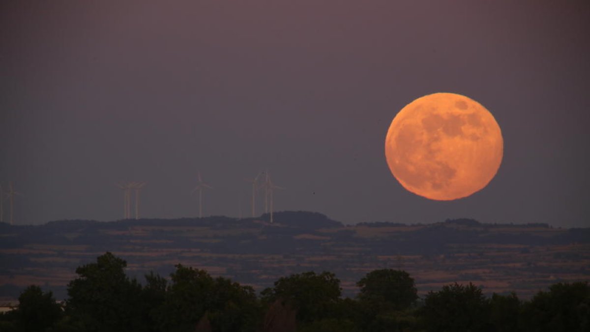 El eclipse de la ‘Luna de fresa’ visto ayer desde el Estany d’Ivars en Vila-sana. 