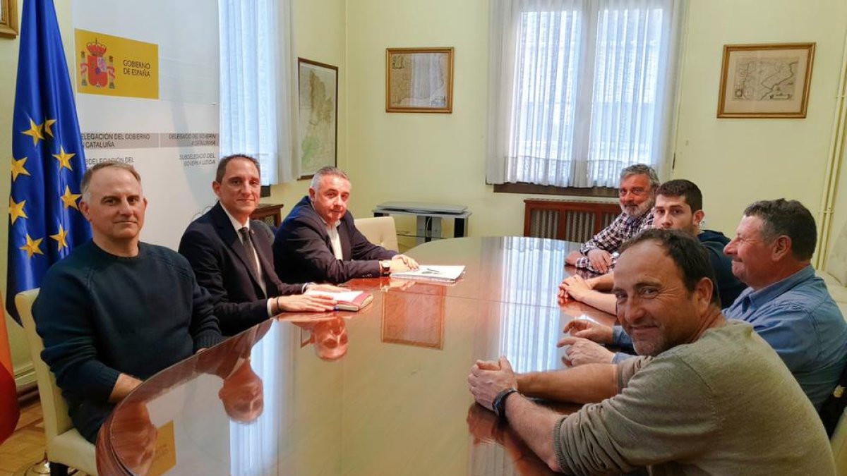 Imagen de la reunión de ayer de Crespín con agricultores.