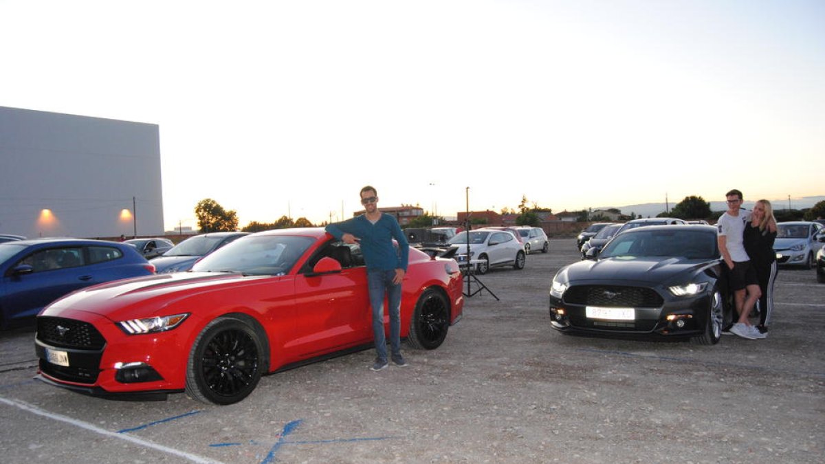 El autocine ofreció entrada gratis para los ocupantes de los dos Ford Mustang que acudieron a la cita.