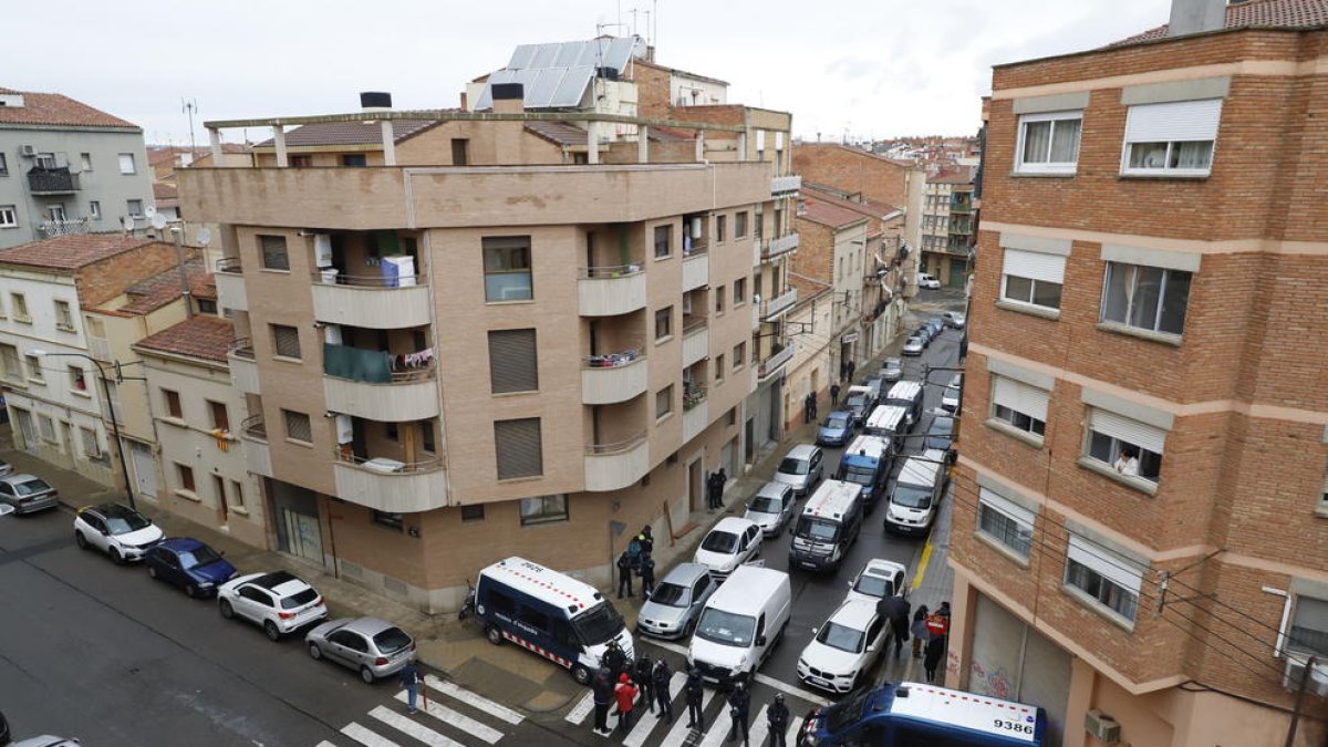 Desalojo de un bloque okupado en Lleida el pasado noviembre. 