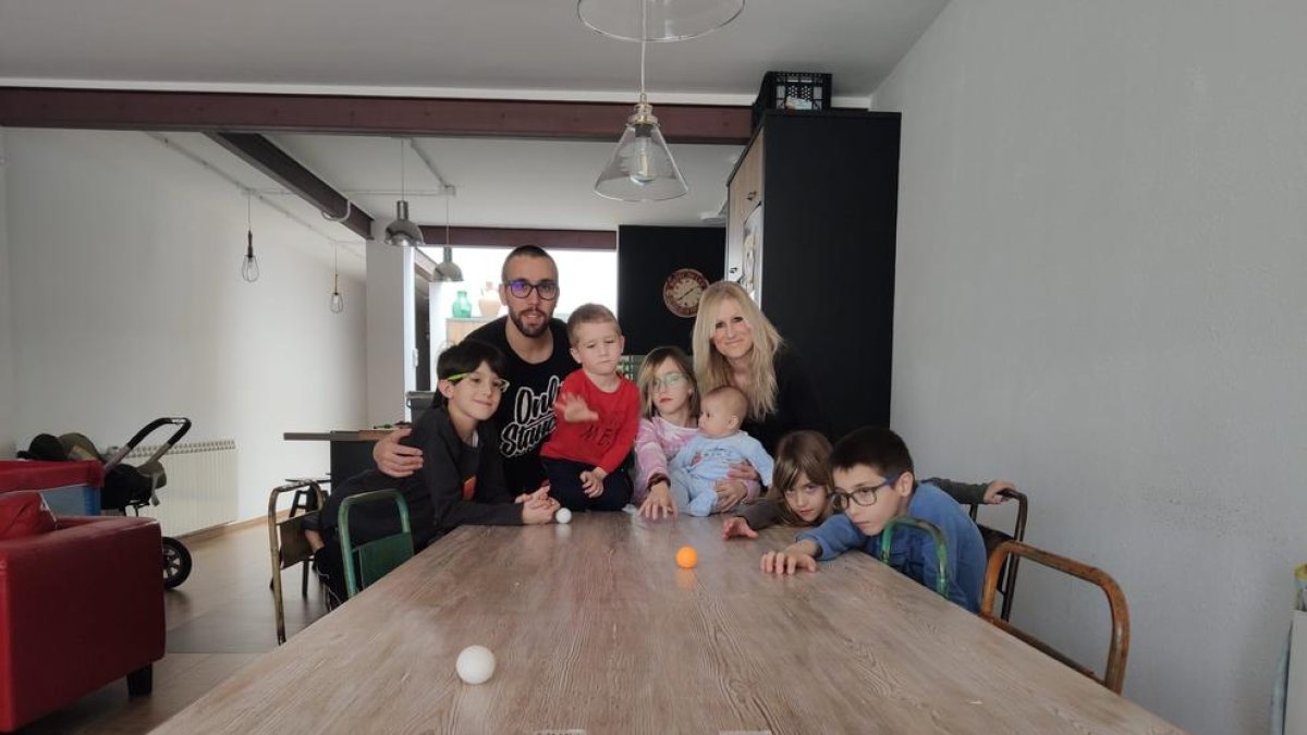 L’Albert i la Goretti amb els seus fills, Noé, Blai, Nati, Valèria, Dan i Aimar, a casa seua a Bellcaire.