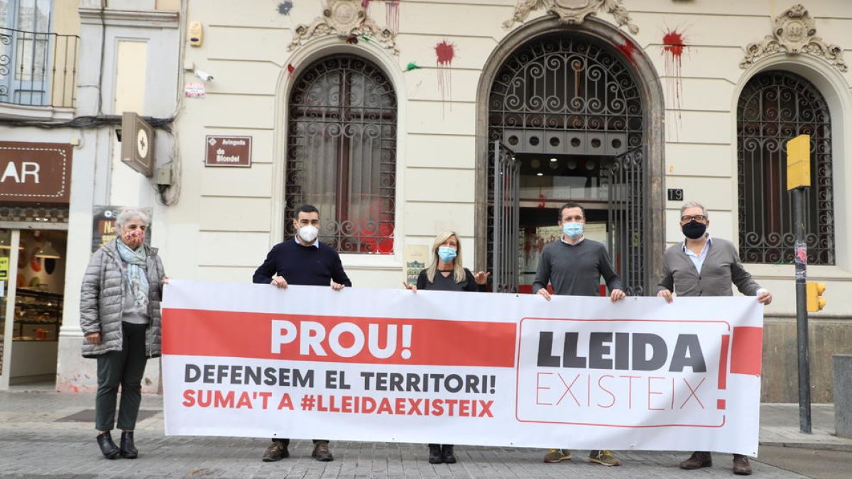 El acto reivindicativo celebrado ayer ante el PSC de Lleida.