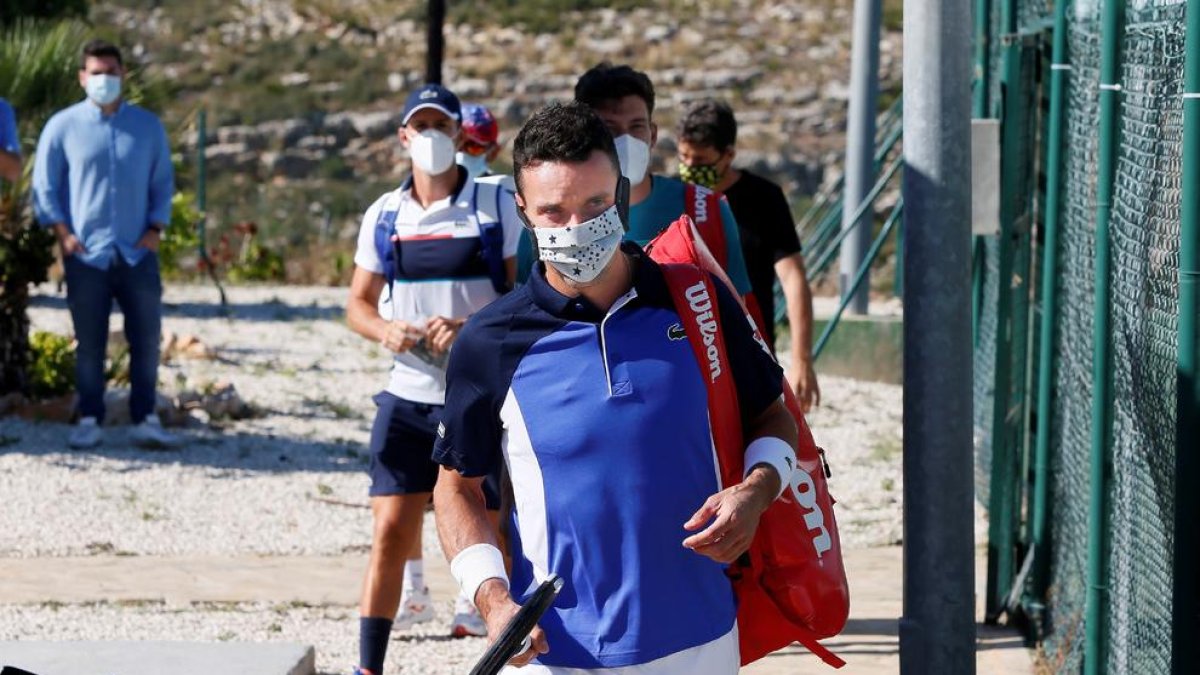 Roberto Bautista, a su llegada a la pista con mascarilla.