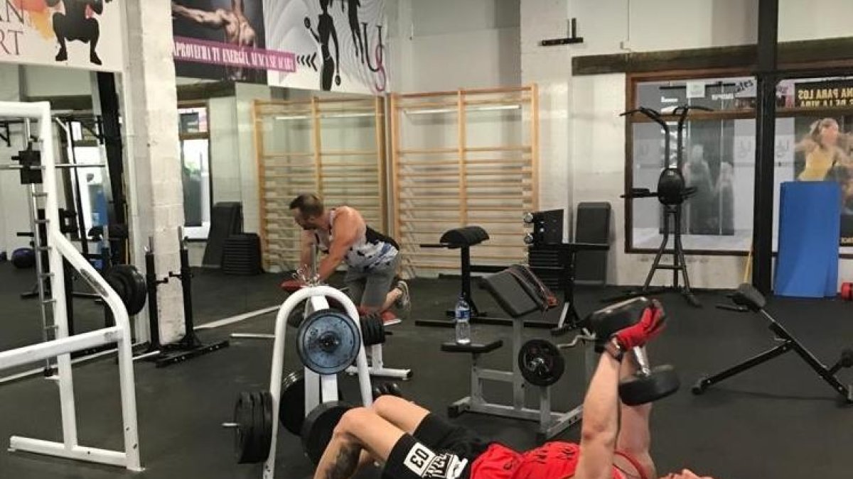 Usuarios en el gimnasio Urban Sport de La Seu d’Urgell esta semana todavía en fase 2.