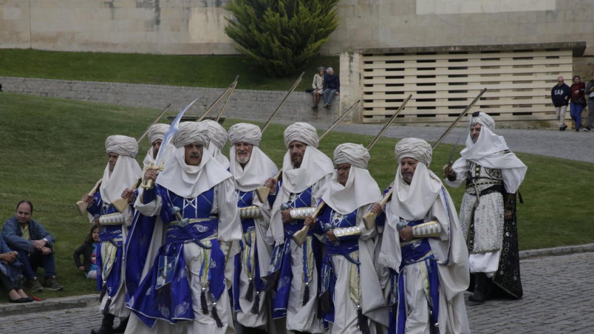 Un grupo de Moros dirigiéndose al desfile de gala durante la edición del año pasado.