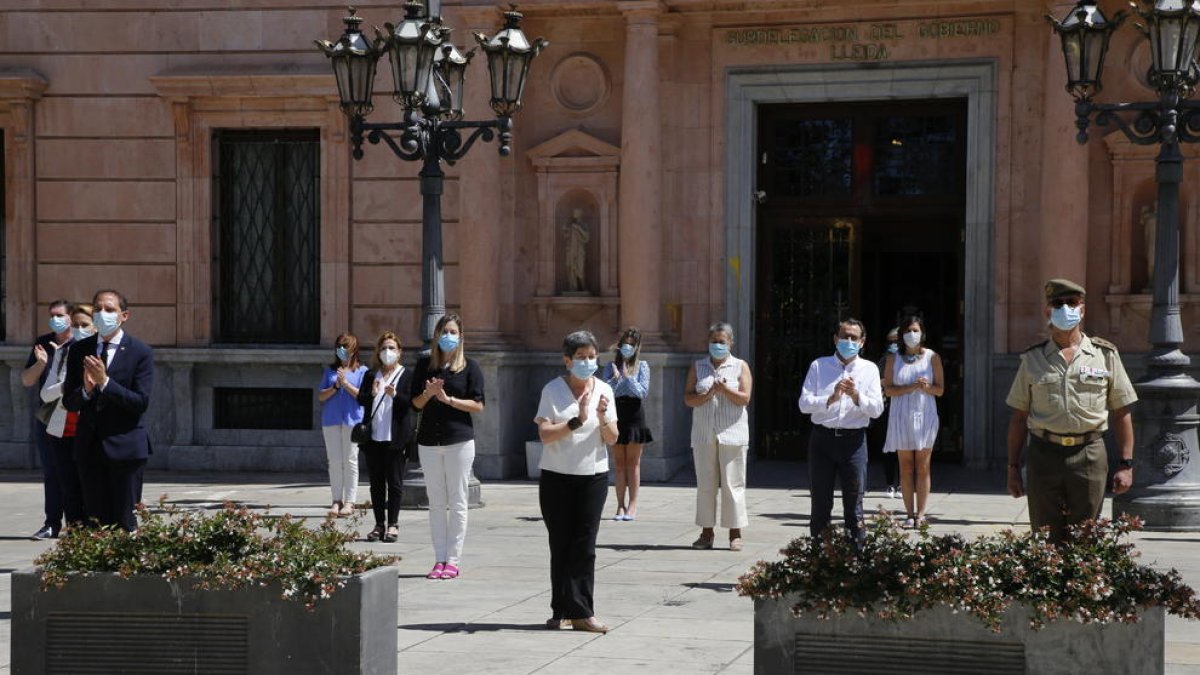 Cunillera (centro) presidió el minuto de silencio en Lleida con el que concluyeron 10 días de duelo.