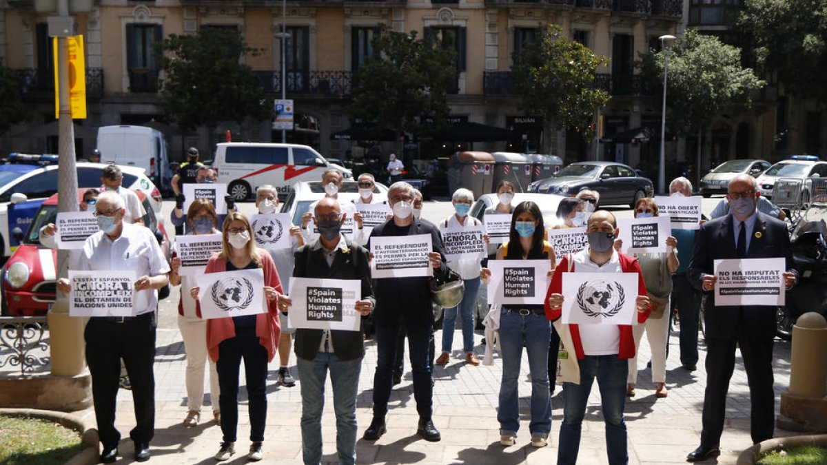 La concentración reunió a ANC, Òmnium, JxCat, ERC y la CUP ante la delegación del Gobierno.