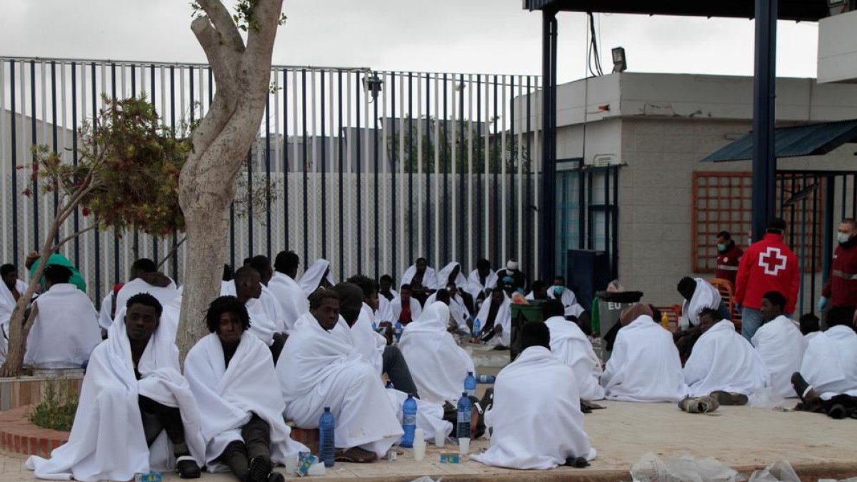 Algunos de los migrantes que saltaron la valla de Melilla ayer.