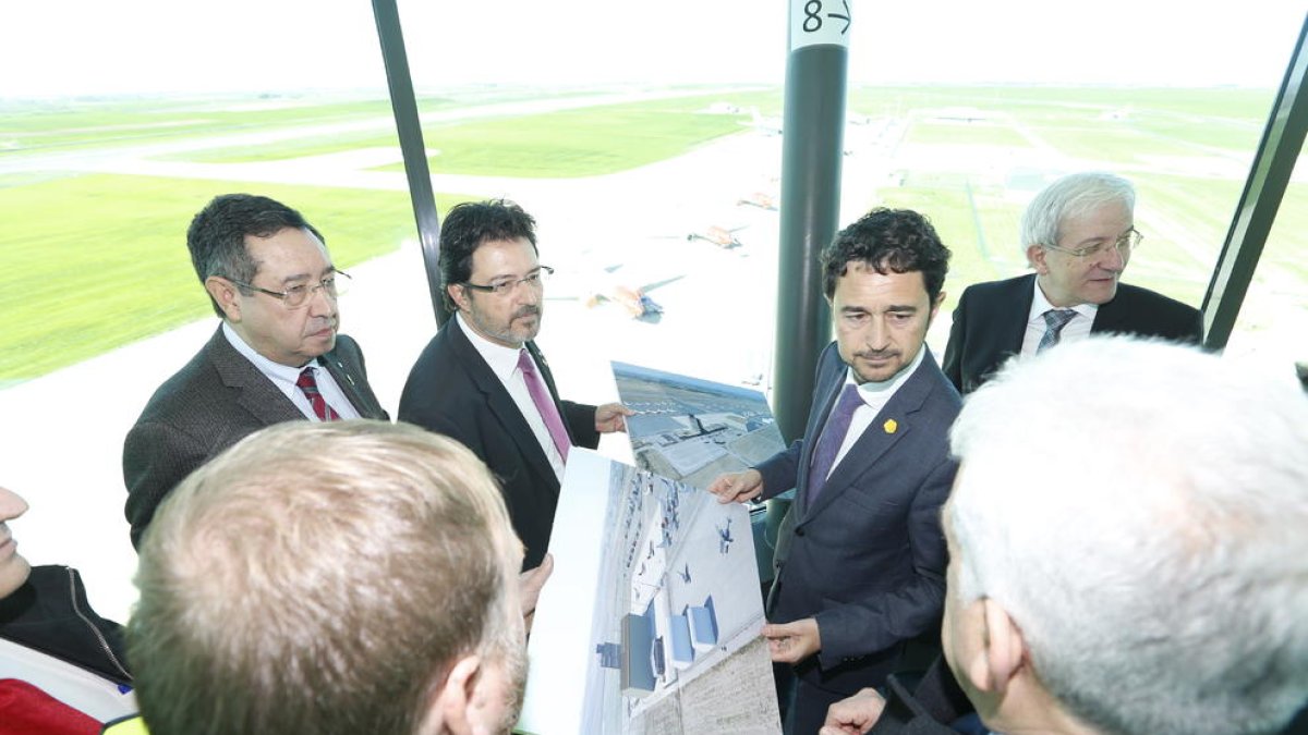 Un moment de la visita d'aquest divendres a l'aeroport d'Alguaire.