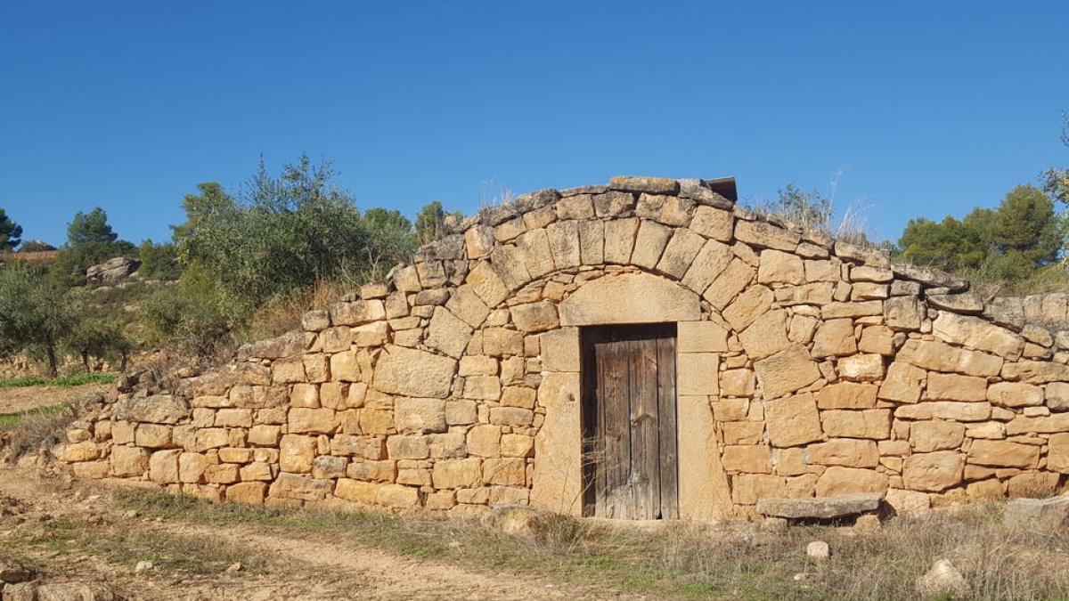 Una de les cabanes de volta en terrenys de l’empresa a Juncosa.