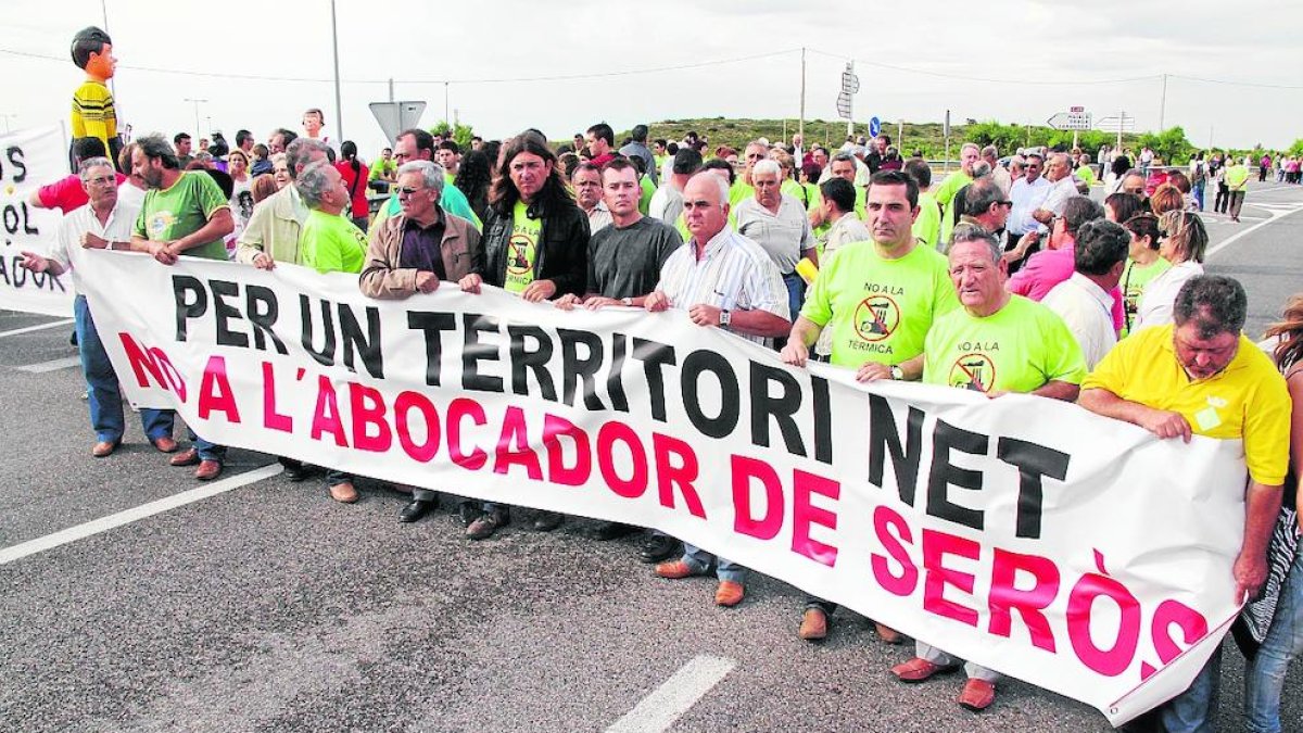 Imatge d’arxiu d’una protesta el 2010 en contra de la planta de residus de Seròs.