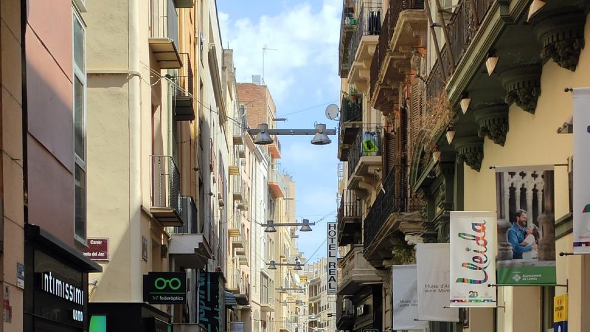 Numerosas personas paseando por el Eix Comercial de Lleida, ayer al mediodía.