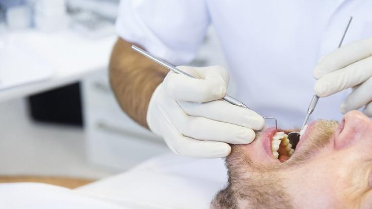 Imatge d’arxiu d’un pacient atès per un dentista.