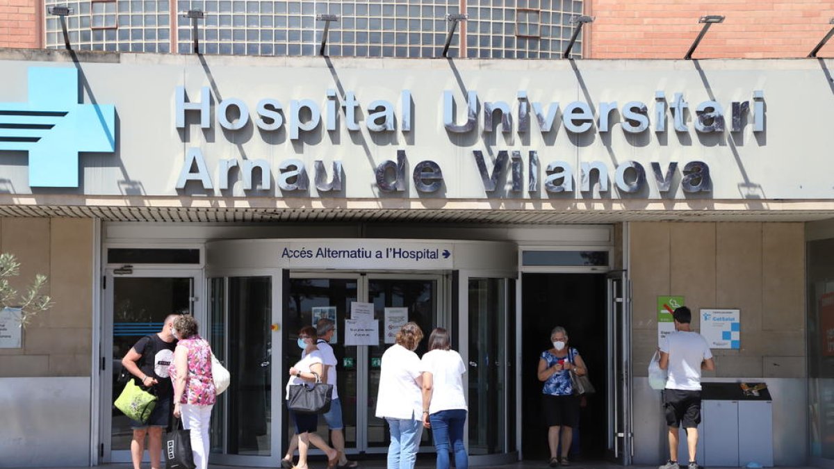 L’entrada principal de l’hospital Arnau de Vilanova de Lleida.