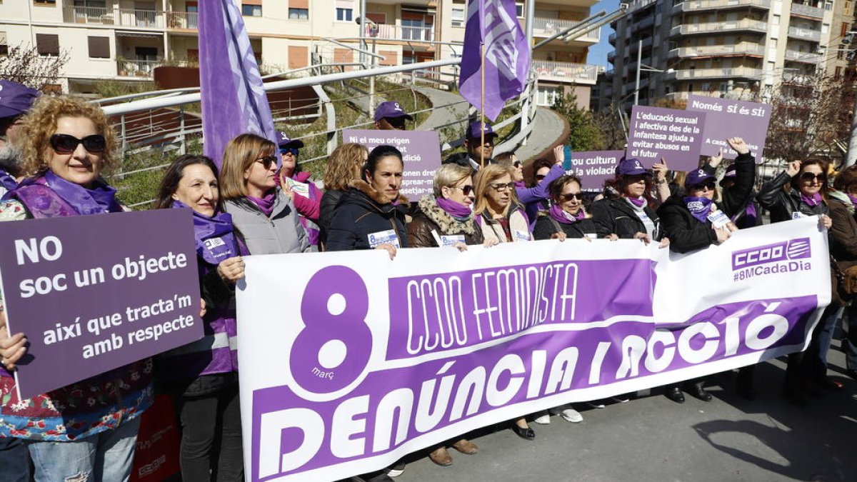 Decenas de mujeres se concentraron ayer en la plaza Ricard Viñes para denunciar la brecha salarial. 