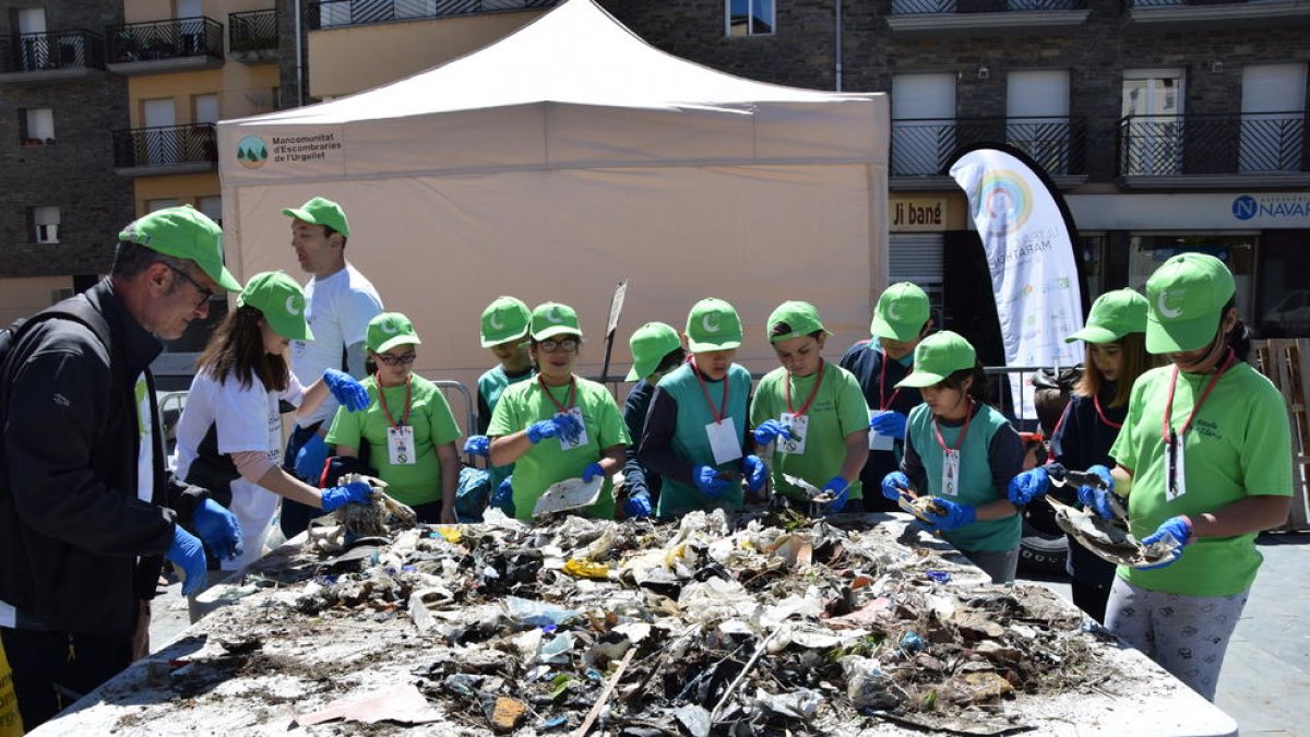 La classificació de residus recollits al curs del riu Segre es va dur a terme ahir al matí.