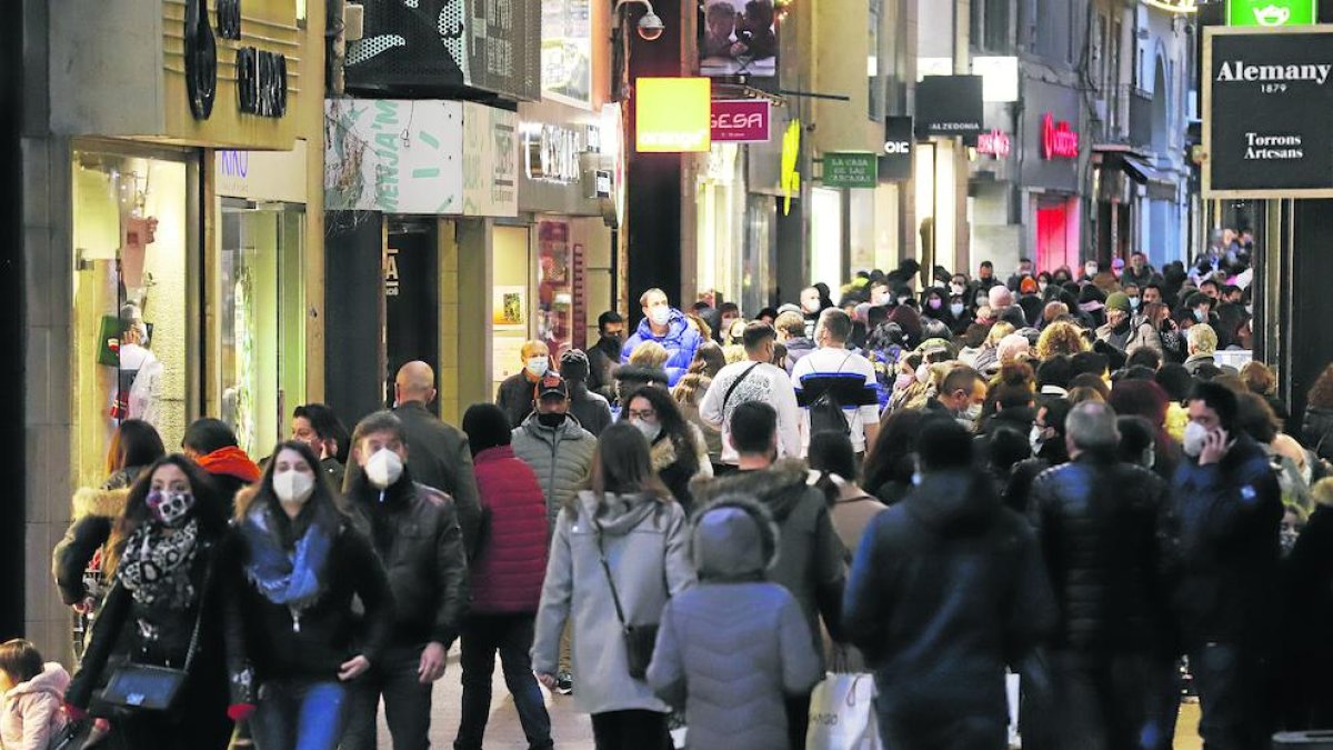 El EIx Comercial de Lleida, abarrotado de gente ayer por la tarde. Por la mañana también hubo una buena afluencia de clientes y colas. 