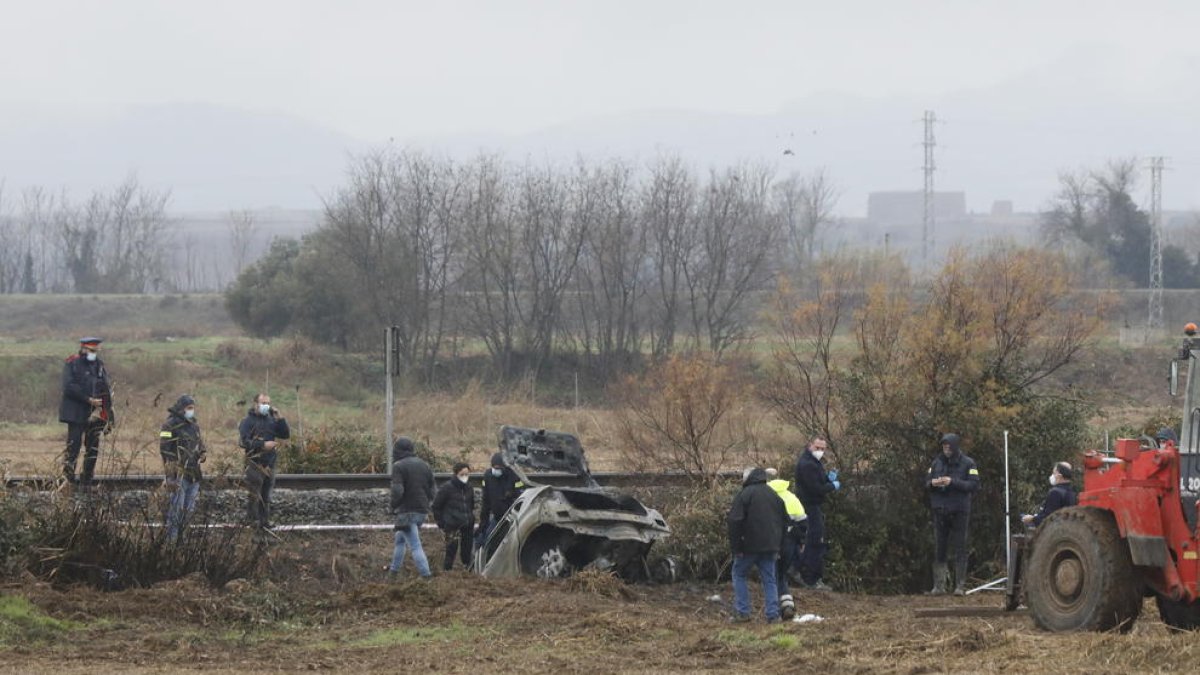 Els Mossos d’Esquadra van inspeccionar ahir la zona de l’accident, on es trobava el vehicle incendiat.
