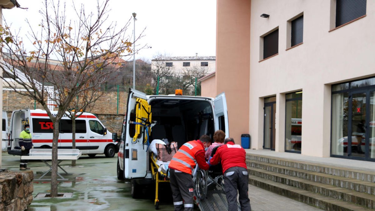 Traslado de pacientes del área sociosanitaria del Hospital del Pallars al albergue de Tremp.