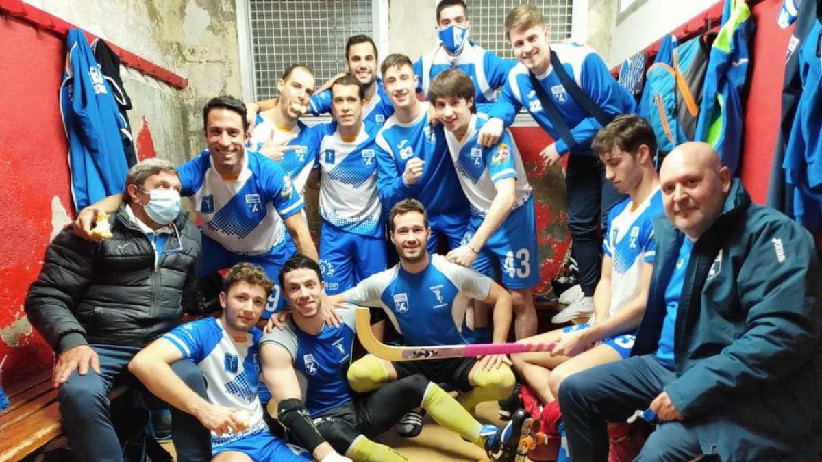 Els jugadors del Lleida Llista celebren la victòria, ahir al vestidor de l’Olímpic de Vic.
