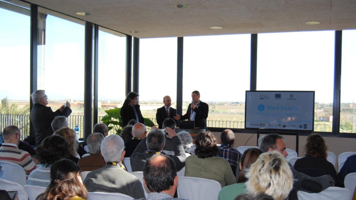 Presentació ahir de la prova pilot al Celler de la Vinya dels Vilars d’Arbeca.