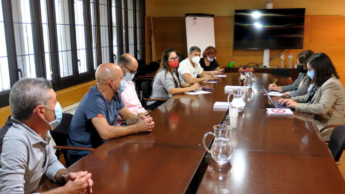 Imagen de la reunión de la Paeria con el comité de empresa de Eysa.