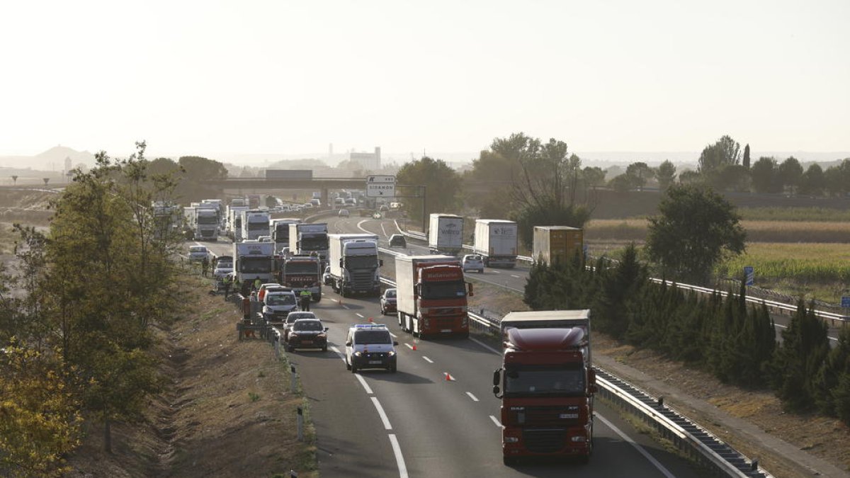 Una colisión entre dos turismos en Sidamon causó colas por la tarde de más de tres kilómetros. 