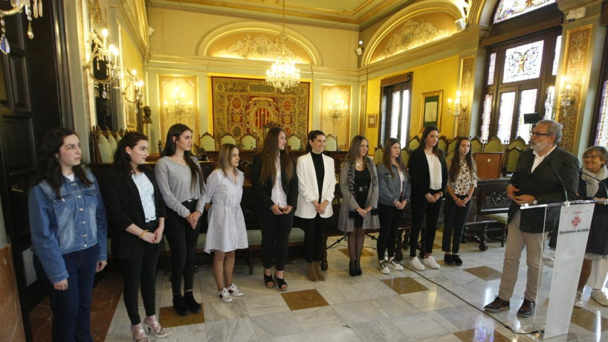 Un moment de la presentació ahir de les deu pubilles de la festa major de Lleida al saló de plens de la Paeria.