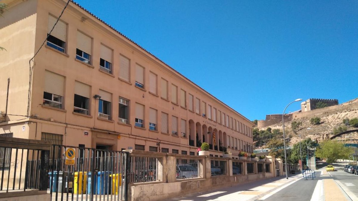La acera ampliada frente al instituto Màrius Torres.