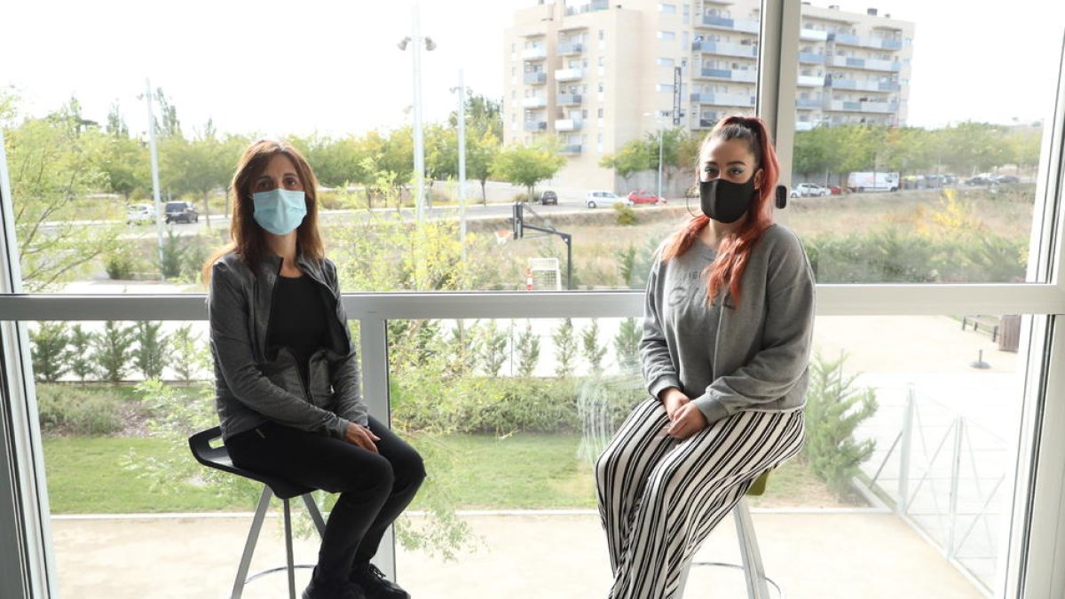 Agustina García i Kayra Fernández, usuàries de l’hospital Sant Joan de Déu de Lleida, ahir al centre.