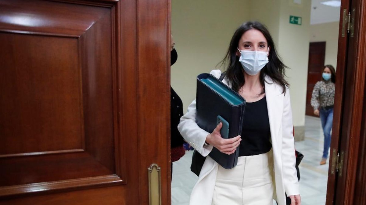 La ministra Irene Montero, ayer antes de la comisión de Igualdad. 