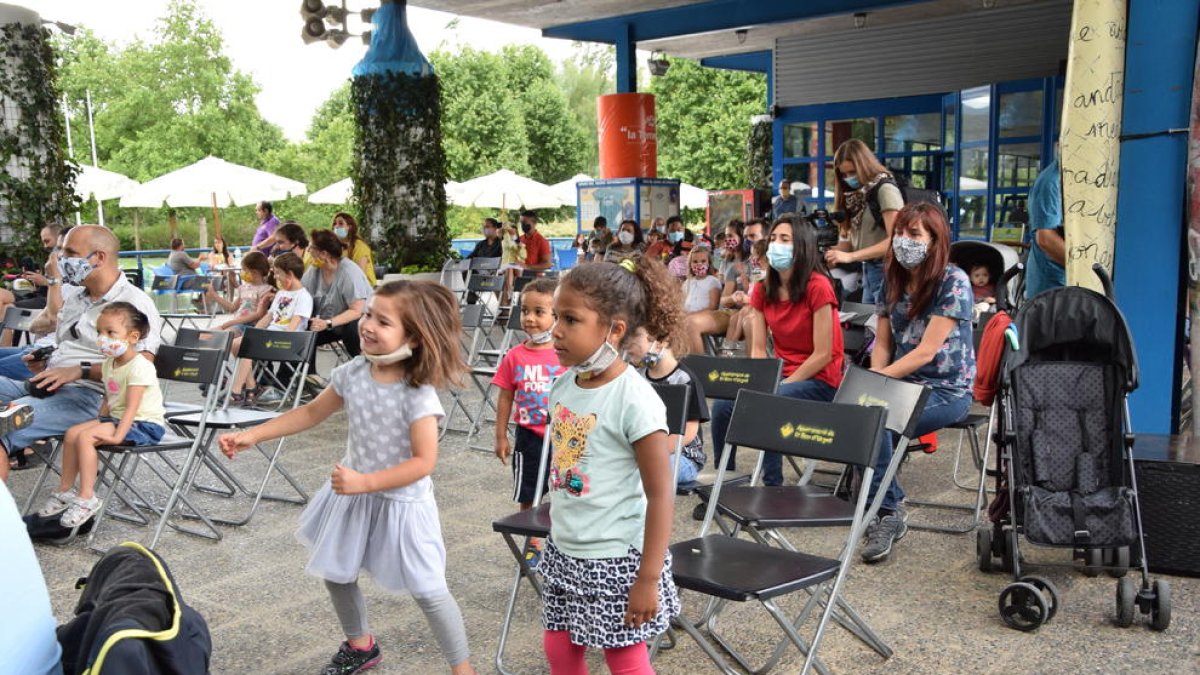 Els més petits es van divertir amb la música i les cançons de la companyia Encara Farem Salat, en un ‘teatre’ improvisat a la Terrasseta del Parc Olímpic de la Seu d’Urgell.