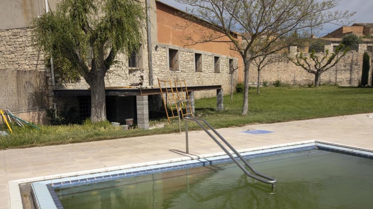 La piscina i, en segon pla, el lloc on anirà la terrassa.