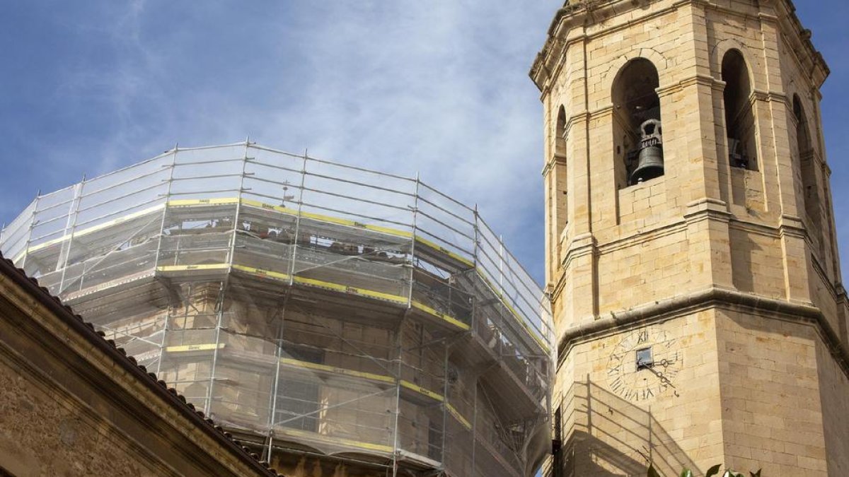 Imagen del cimborio de la iglesia de Santa Maria de l’Alba cubierto junto al campanario.