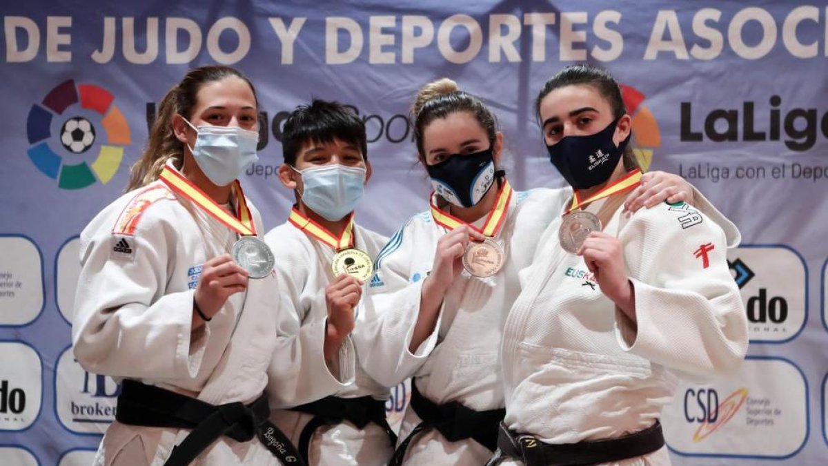 Ai Tsunoda, la segona per l’esquerra, amb la medalla d’or conquerida a Madrid.