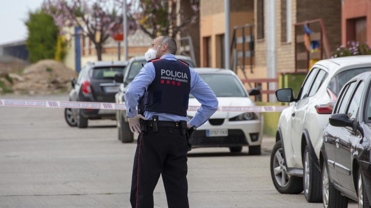 Un mosso con mascarilla y guantes el día que se desplegó el protocolo por coronavirus en Castellserà.