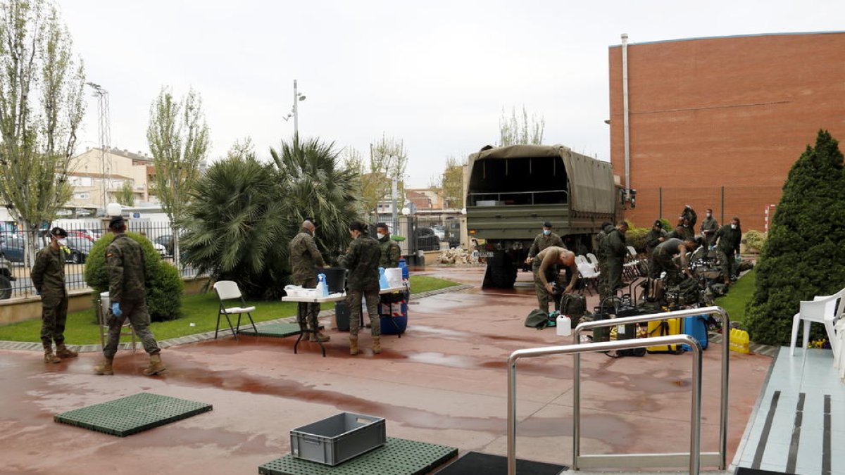 La brigada del Ejército de Tierra preparándose ayer para desinfectar la residencia de Alcarràs.