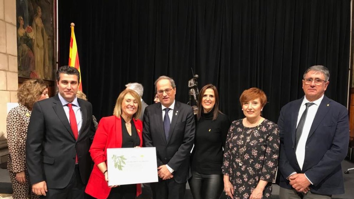 Pujol (seg. esq.) amb el president de la Generalitat, Quim Torra, i edils d’Aitona al rebre el premi.