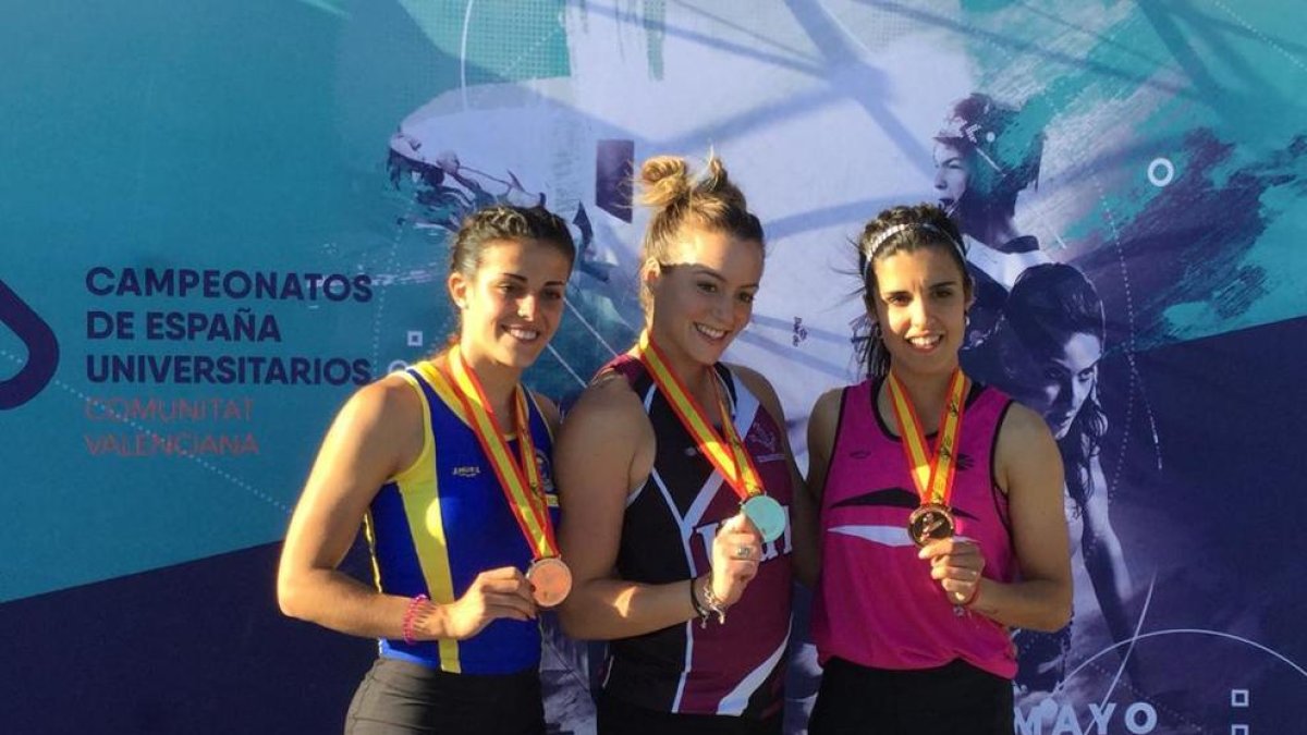 Paula Raul, en el centro, con la medalla de oro que ganó en Castellón.