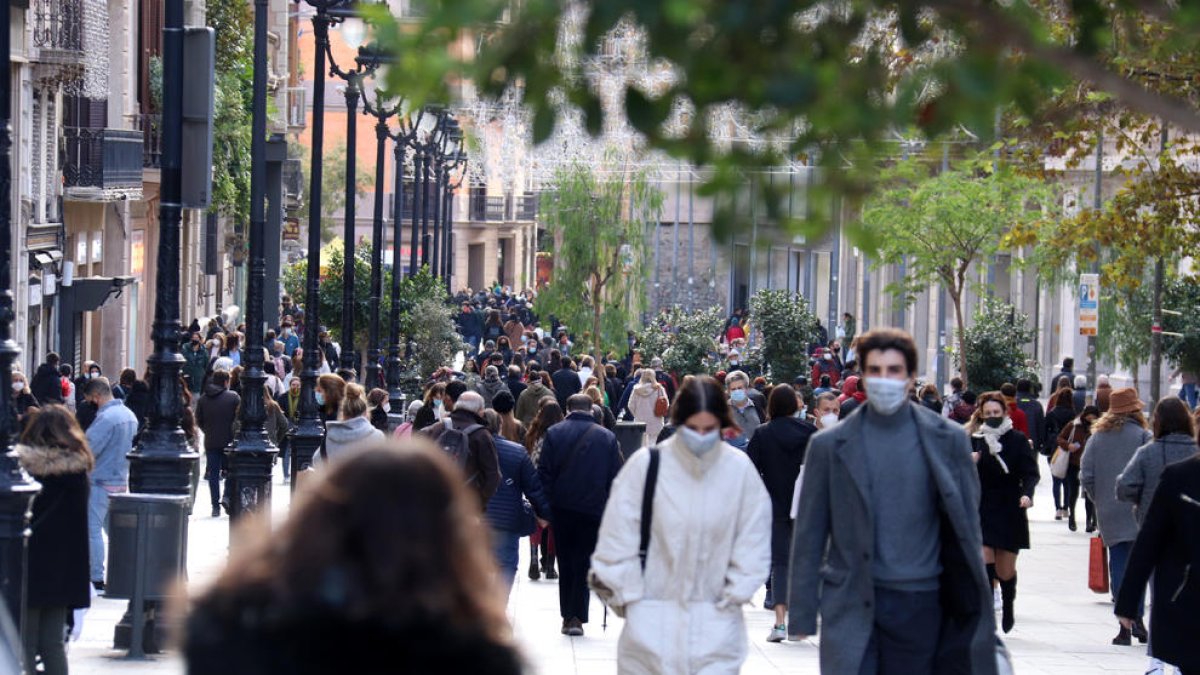 Molts aprofiten el pont de la Puríssima per fer les compres nadalenques. A la foto, Barcelona.