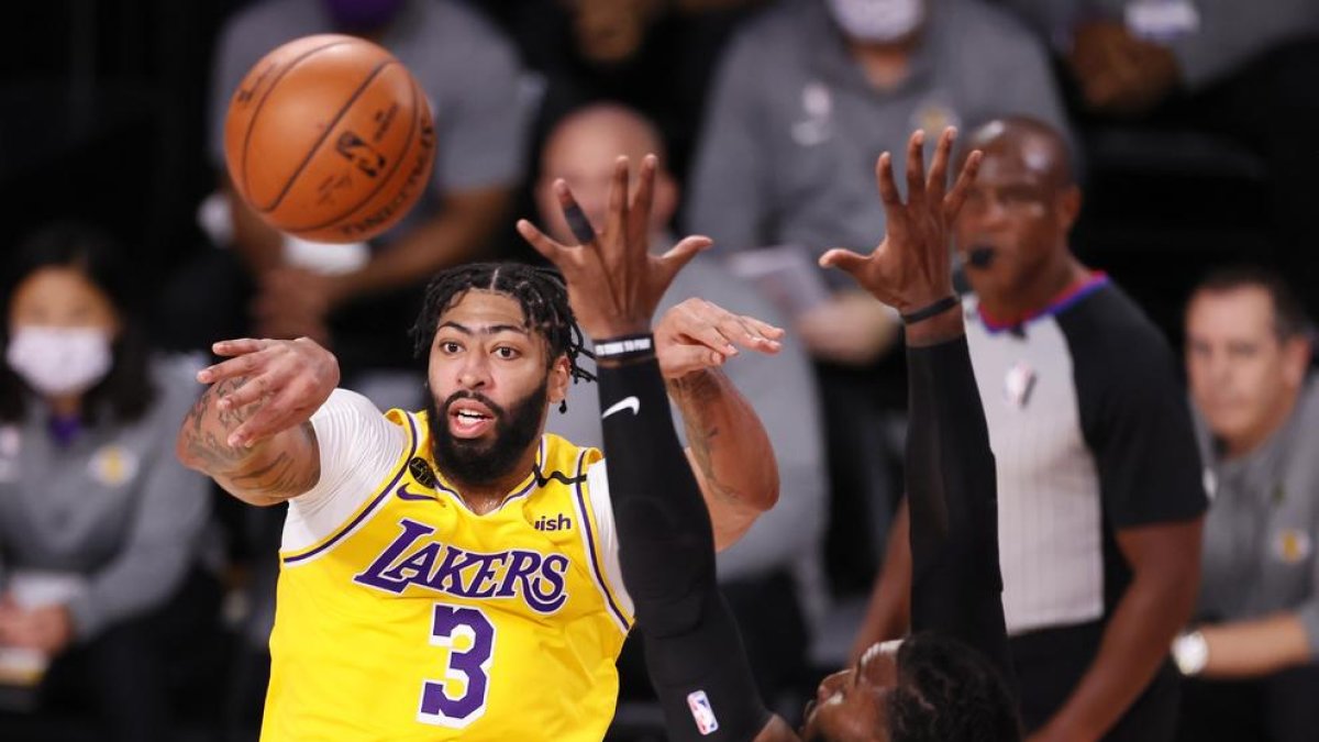 Anthony Davis volvió a ser decisivo para los Lakers.